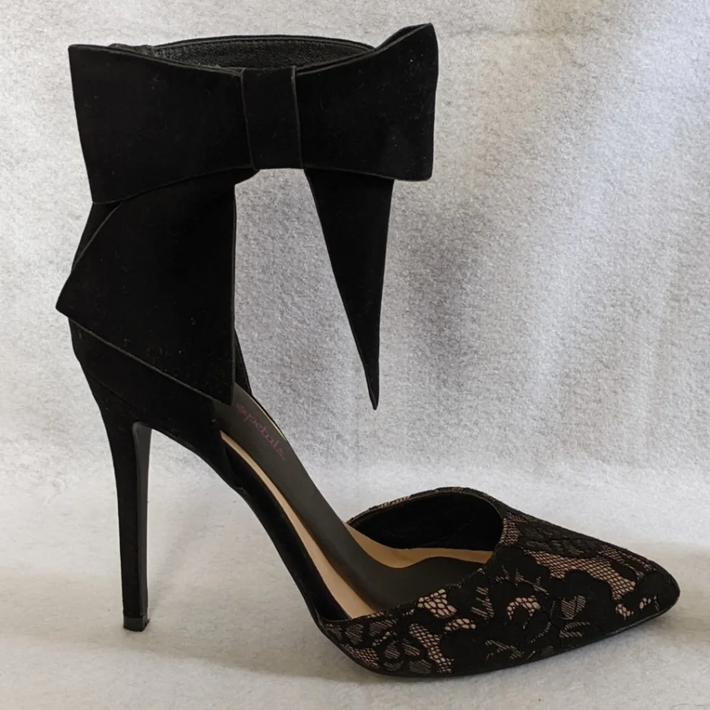 Shoe Dazzle throw cocktail
